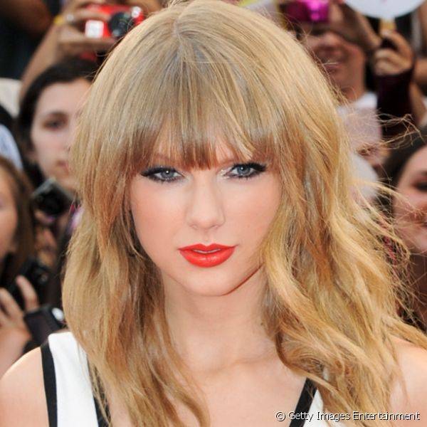Em uma aposta mais dram?tica, Taylor Swift investiu em olhos pretos com batom vermelho durante o MuchMusic Video Awards 2013